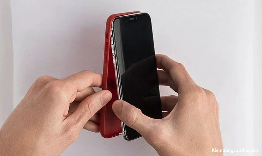 Tháo ốp lưng để tránh lỗi loạn cảm ứng iPhone