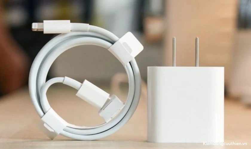 iphone-khong-len-nguon-19 Sử dụng sạc và cáp sạc chính hãng tránh lỗi iPhone không lên nguồn