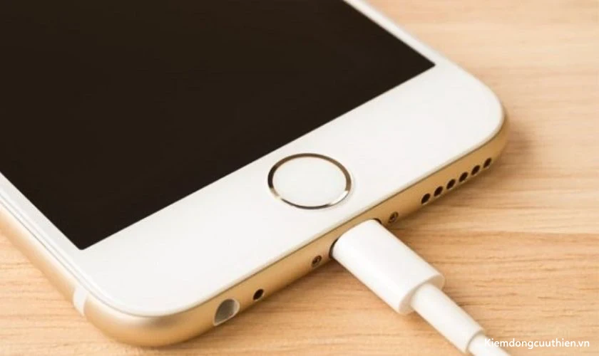 iphone-khong-len-nguon-4 Sạc pin cho máy khi iPhone không lên nguồn