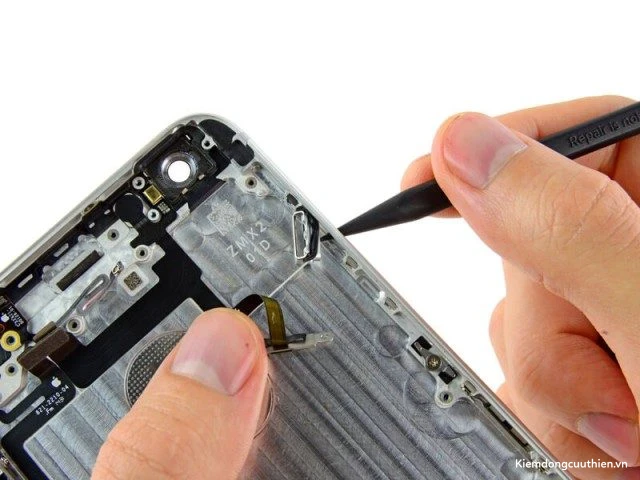 Nút nguồn điện thoại iPhone bị lún, cần phải làm gì