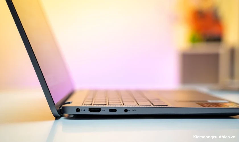 Đầy đủ cổng kết nối USB-A, USB-C, HDMI, jack tai nghe 3.5mm