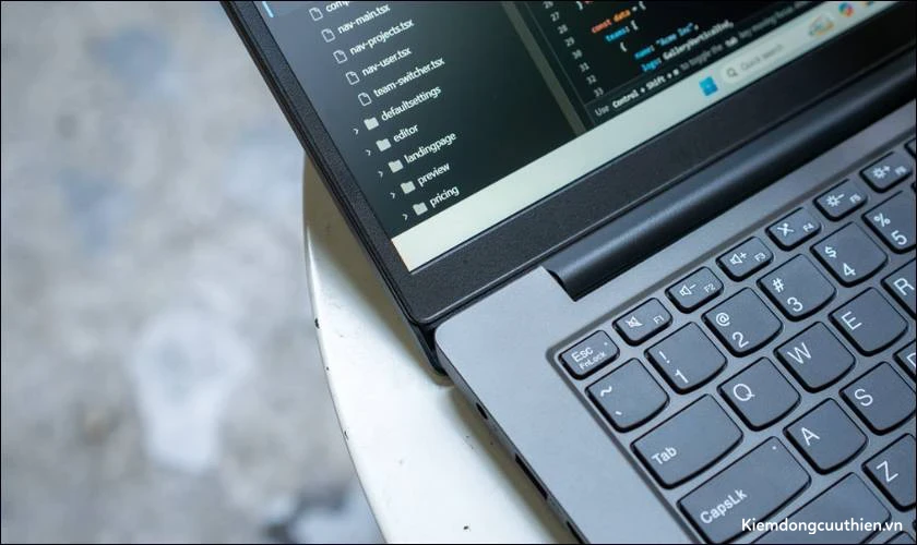 danh-gia-lenovo-yoga-slim-7-2 Bản lề linh hoạt và độ mỏng ấn tượng