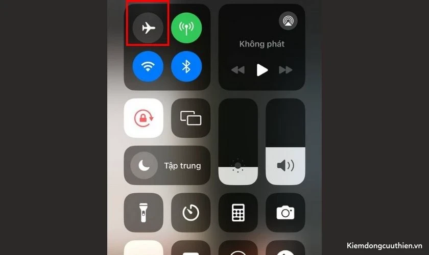 iphone-bi-tut-pin-9 Kích hoạt chế độ máy bay khi cần thiết