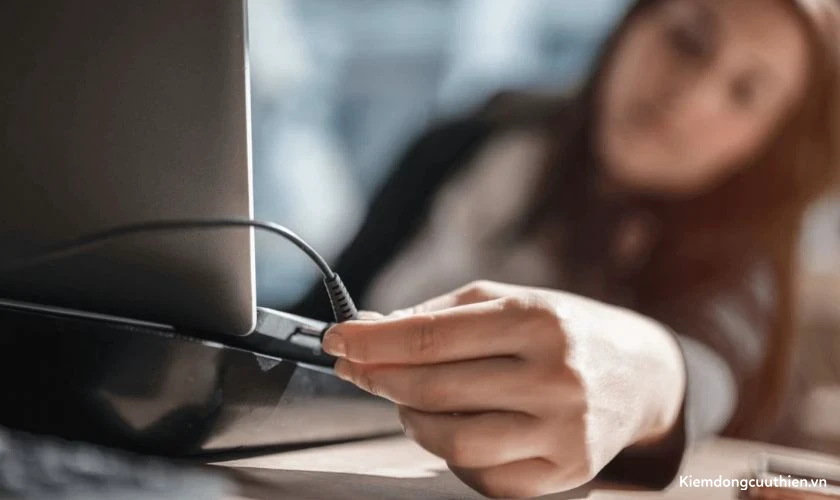 Kiểm tra nguồn điện và cáp màn hình