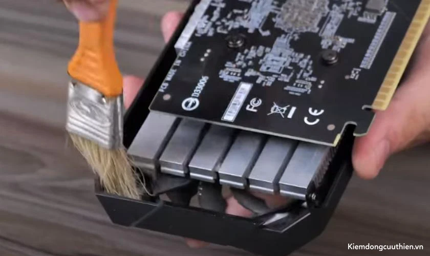 Vệ sinh chân card màn hình khi màn hình laptop bị nhiễu