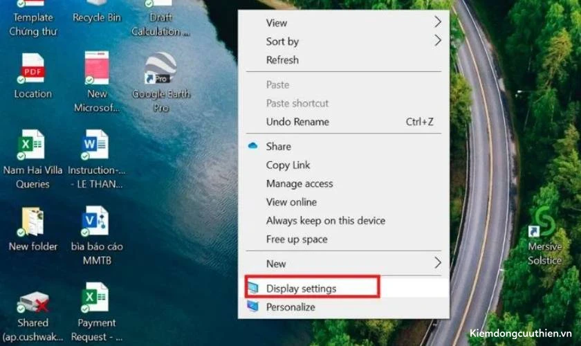 Nhấp chuột phải vào màn hình desktop và chọn Display settings