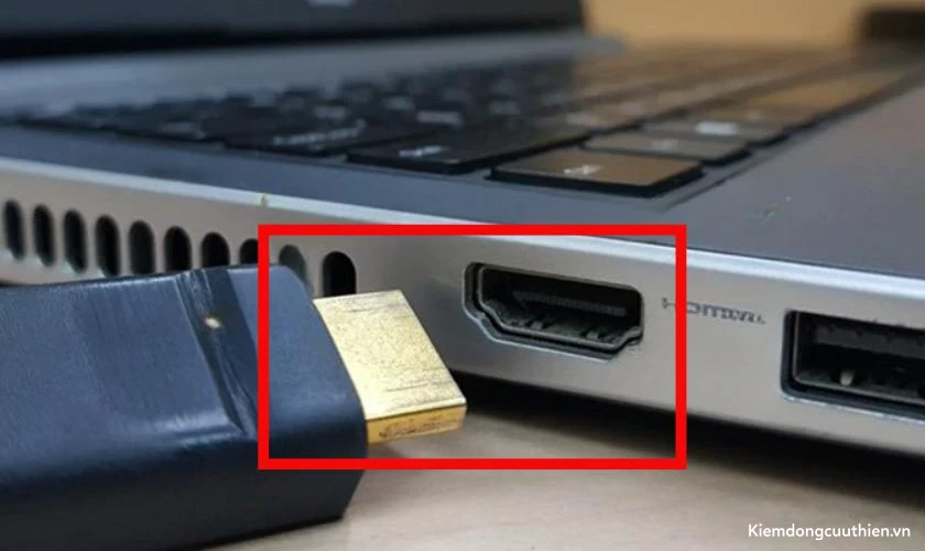 Kiểm tra cáp nối, jack cắm màn hình laptop bị nhiễu