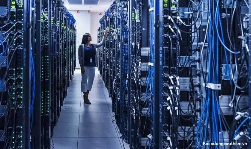 Server là máy tính đặc biệt có khả năng lưu trữ và xử lý dữ liệu lớn