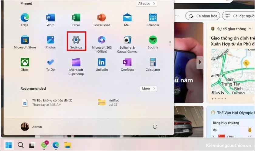 Nhấn chuột trái vào biểu tượng Windows và chọn mục Settings